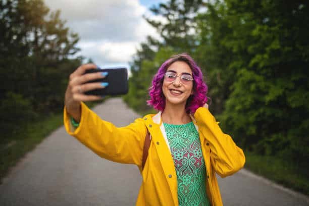 Travel Social Media Influencer auf ihrem Handy