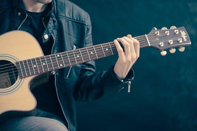 A close up of a guitar player