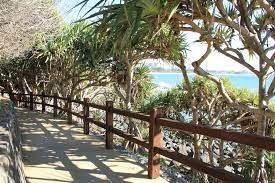 Uma banca de madeira junto com uma descrição gerada automaticamente com mídia confiável