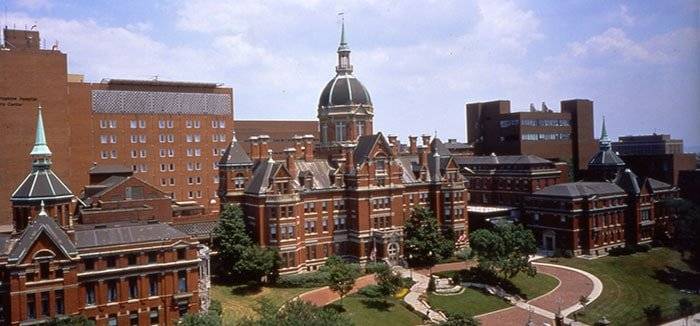 La Universidad Johns Hopkins