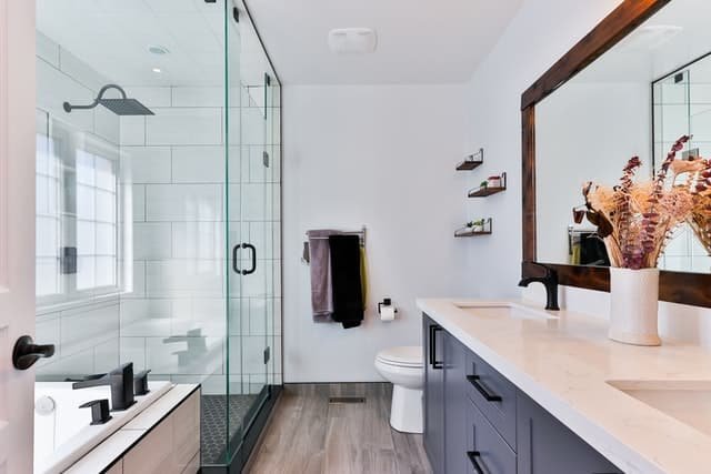 Un baño moderno iluminado