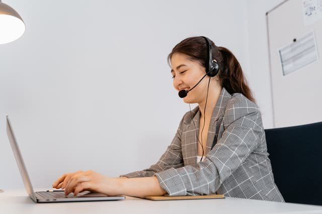 Uma dona de casa trabalhando em um computador