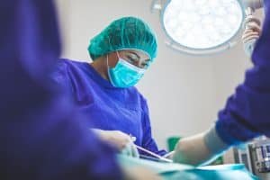 Um cirurgião realizando uma cirurgia