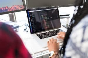 Uma mulher desempenhando o trabalho de desenvolvedor de software, uma das principais carreiras futuras que vale a pena estudar