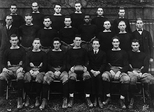 罗格斯大学猩红色骑士队的橄榄球队举行了有史以来第一次校际橄榄球赛