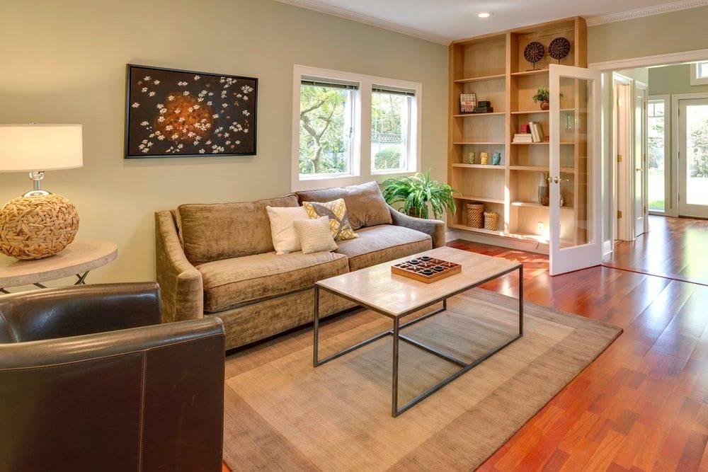 brunt träbord och soffa med brun träbokhylla