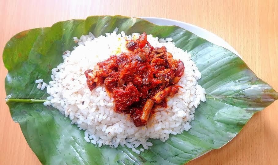 Ofada_Rice_and_stew_on_leaf AtlanticRide