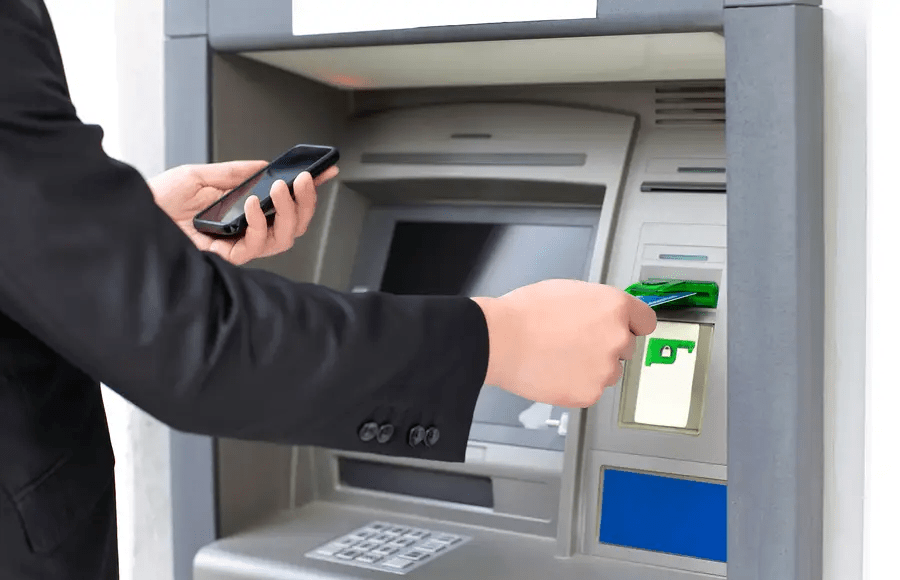 ATM-bild som förklarar hur mycket pengar som finns i en bankomat.
