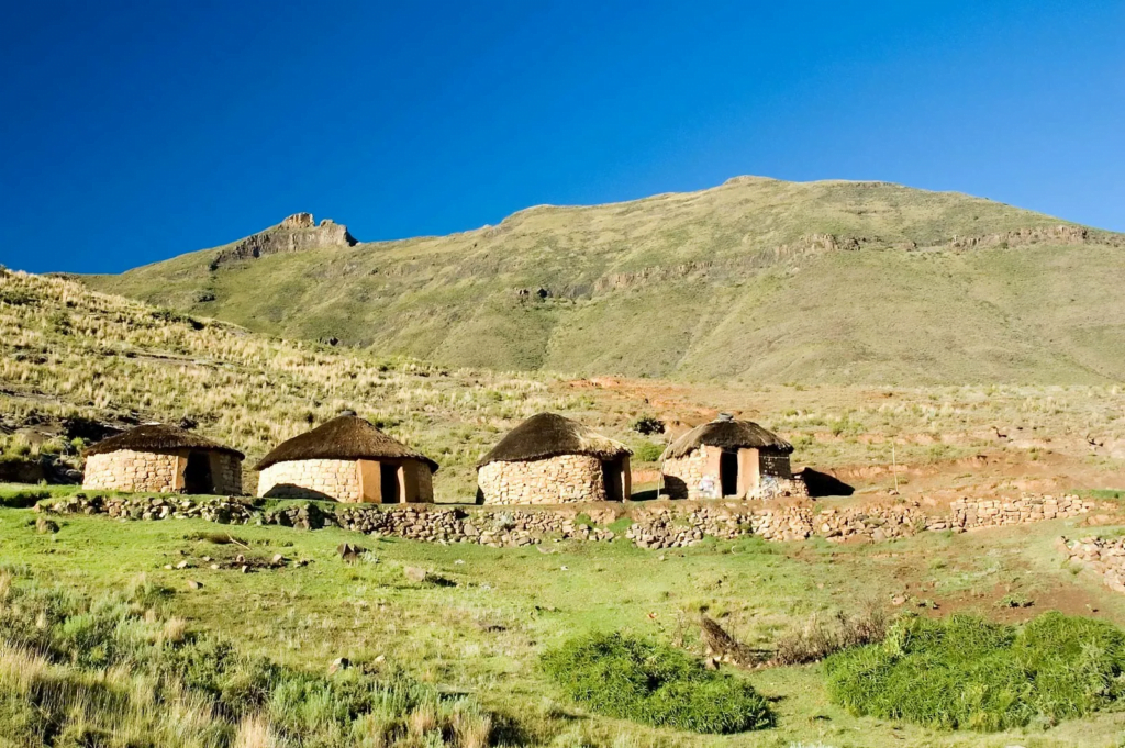Lesotho dikurung daratan Afrika Kidul lan minangka salah sawijining negara paling cilik.