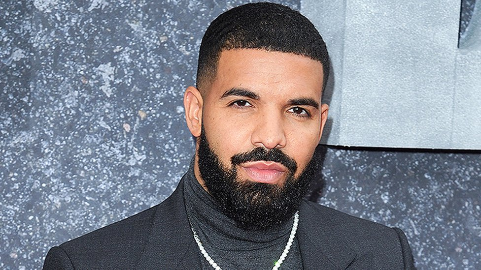 Det här är en bild på den kanadensiska rapparen Drake.