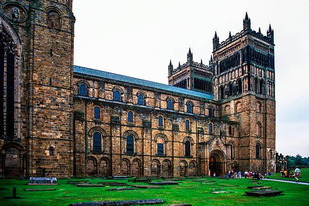 Wofür ist die Kathedrale von Durham bekannt?