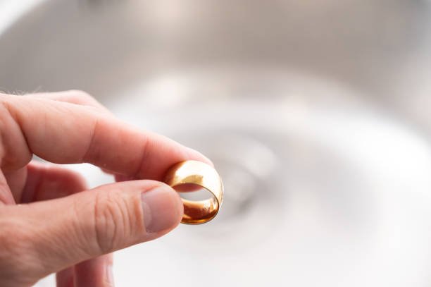 ¿Qué dedo es para el anillo de compromiso en Nigeria?
