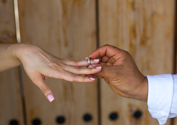 在尼日利亚哪根手指戴订婚戒指？